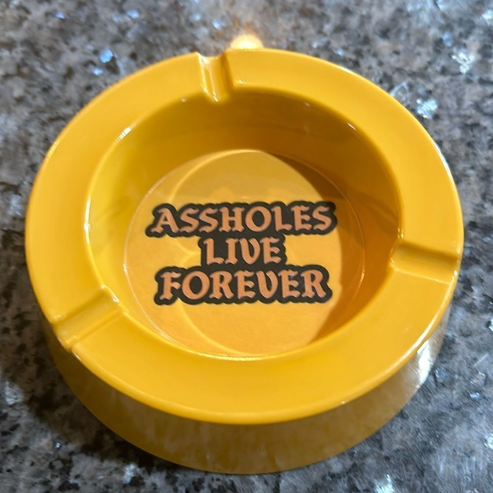 Assholes live forever, plastic ashtray NEW (2875)